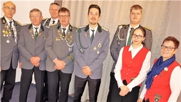 Vorstand und Geehrte des Schützenvereins Elsdorf und Umgebung (von links): Bernhard Schröder (Schützenpräsident), Wilfried Brandt (50 Jahre im Verein), Marco Duden (Schatzmeister), Heiko Lünsmann (ehemals stellvertretender Präsident, jetzt im Ehrenvorstand) Johannes Eckhoff (stellvertretender Schützenpräsident ), Janik Gerken (Kommandeur) Maria Walter (Schriftführerin) und Gitta Albers (jetzt Ehrenvorstand).