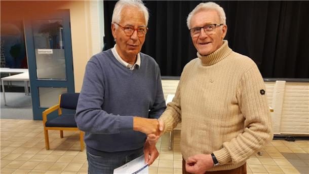 Vorstandsmitglied Peter Brinkmeier (links) gratuliert Joseph Luyten zu dessen Ehrung für 50 aktive Jahre im Chorverband.