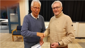 Vorstandsmitglied Peter Brinkmeier (links) gratuliert Joseph Luyten zu dessen Ehrung für 50 aktive Jahre im Chorverband.