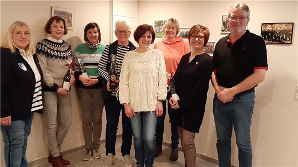 Beim TuS Cappel läuft es nach coronabedingten Schwierigkeiten wieder Vorstandsmitglieder und Geehrte (von links): Jutta Holst, Ellen Köpp, Annegret Größer, Ute Fischer, Nicole Müller, Anja Seegers, Linda Icken und Rolf Bohlen.