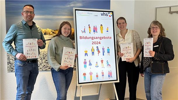 Vorstellung des neuen Programms (von links): Jan Geerts (Sozialwerk Wesermarsch, Lea Janßen (Sozialwerk Wesermarsch), Monika van Büren (KVHS) und Dr. Claudia Schütze (KVHS).