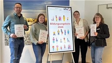 Vorstellung des neuen Programms (von links): Jan Geerts (Sozialwerk Wesermarsch, Lea Janßen (Sozialwerk Wesermarsch), Monika van Büren (KVHS) und Dr. Claudia Schütze (KVHS).
