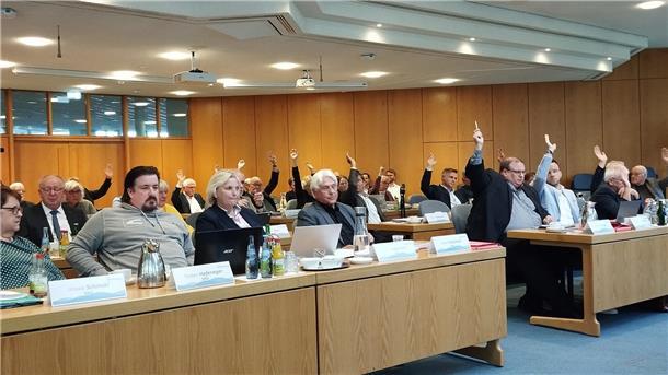 Kreistag beschließt Konzentration der Berufsschulen Abgeordnete des Kreistags bei einer Abstimmung