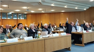 Abgeordnete des Kreistags bei einer Abstimmung