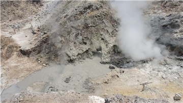 Vulkane, die nach langer Ruhe wieder erwachen, müssen eine dicke Kruste aufbrechen - genau das passiert zurzeit unter den Phlegräischen Feldern.