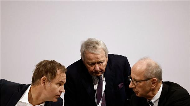 VW-Aktionäre klopfen Porsche-Börsengang ab VW- und Porsche-Vorstandschef Oliver Blume (l-r), Hans Michel Piëch, Stellvertretender Vorsitzender des Aufsichtsrats der Porsche Automobil Holding SE, und Hans Dieter Pötsch, Vorsitzender des Vorstands der Volkswagen-Dachgesellschaft Porsche SE, bei der Hauptversammlung in Berlin.