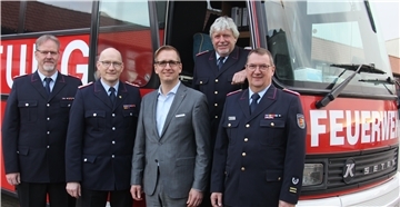 Wachwechsel bei der Feuerwehr (von links): zweiter stellvertretender Kreisbrandmeister Thomas Hülsebusch, neuer erster stellvertretender Kreisbrandmeister Torsten Schattschneider, Landrat Stephan Siefken, der frühere Kreisbrandmeister Heiko Basshusen und der neue Kreisbrandmeister Ralf Hoyer.
