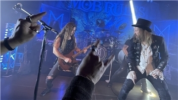 Wacken lässt grüßen: Mob Rules, hier Gitarrist Sven Lüdke und Sänger Klaus Dirks in Action, lieferten eine grandiose Show ab.