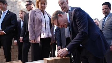 Wadephul hat sich erschüttert vom Ausmaß der Zerstörung nahe der syrischen Hauptstadt Damaskus gezeigt. 