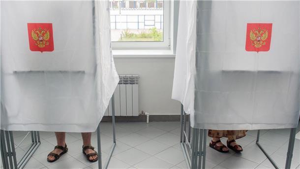 Wähler in einem russischen Wahllokal in Wahlkabinen (Archivbild).