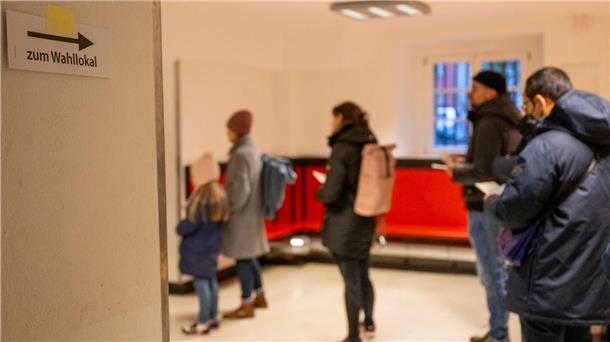 Wiederholungswahl in Berlin: Geringere Beteiligung Wählerinnen und Wähler stehen am Morgen in einem Wahllokal im Berliner Bezirk Pankow.