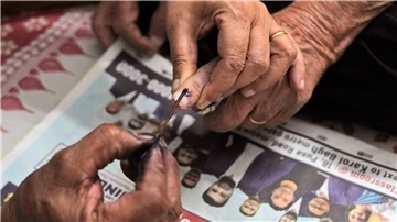 Wählerinnen und Wählern, die ihre Stimme abgegeben haben, wird der Finger mit Farbe markiert. Ergebnisse der Parlamentswahl in Indien soll es am 4. Juni geben.