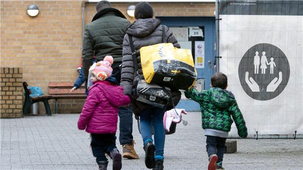 Welche Sozialleistungen Migranten in Europa bekommen Während der ersten 18 Monate ihres Aufenthalts haben Asylbewerber in Deutschland nur eingeschränkt Anspruch auf medizinische Versorgung.