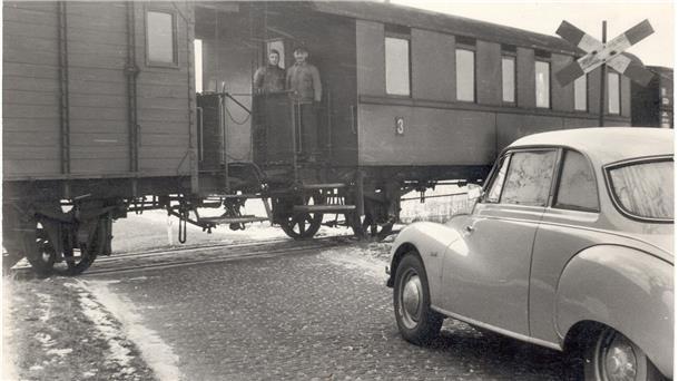 Als es in der Wesermarsch nicht nur eine Bahnlinie gab Während der Fahrt draußen stehen - das konnten die Passagiere der ButjadingerBahn. Hier wartet ein Auto an einem Butjadinger Bahnübergang darauf, dass der Zug durchfährt.