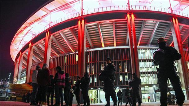 Während der Fußball-Europameisterschaft werden viele Polizeibeamte zur Sicherung der Stadien eingesetzt (Archivbild).