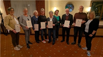 Während der Jahreshauptversammlung ehrte die erste Vorsitzende Sabine Sethmann (rechts) langjährige Mitglieder, darunter Heike Kornahrens, Karin Burfeind, Elvira Richter, Corinna Warneke, Ingrid Tietjen und Anita Vogel für 50 Jahre Vereinszugehörigkeit. Seit 60 Jahren dabei sind Johann Steffens und Wilhelm Dücker.