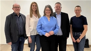 Bürgervereins Zeven: (von links) Hans-Werner Gehlken (Schatzmeister), Ann-Christin Vriens (1. stellv. Vorsitzende), Simone de Groot (Vorsitzende), Peter Grün (Schriftführer), Claudia Oerding (2. stellv. Vorsitzende)