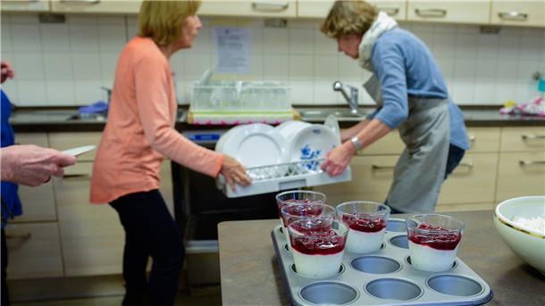 Offener Mittagstisch in Fintel schafft Begegnungen Während der Nachtisch serviert wird, erledigen die Ehrenamtler schon den Abwasch.