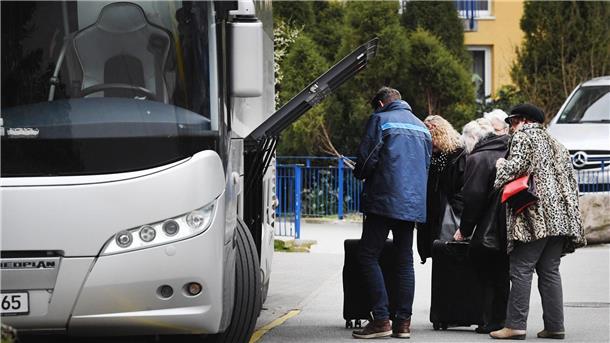 Mehr Fahrgäste im Reisebusverkehr - weniger als vor Corona Während der Pandemie gab es für Reisebusse auf Bundes- und Länderebene immer wieder Fahrverbote.