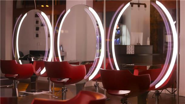 Preise für Friseur-Besuch deutlich gestiegen Während der Pandemie waren Friseursalons zeitweilig geschlossen, teilweise durften sie nur unter strengen Auflagen öffnen. (Archivbild)