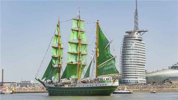 Während der Sail 2025 begrüßte die „Alex“ die Menschenmengen am Ufer vor der Bremerhavener Skyline mit dem Sail City.