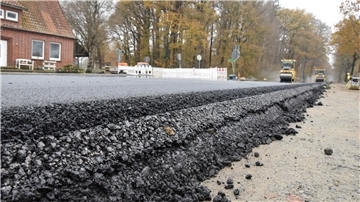 Während der Sanierungsarbeiten wurde auch eine Asphaltschicht auf der B 71 bei Parnewinkel frisch aufgetragen.