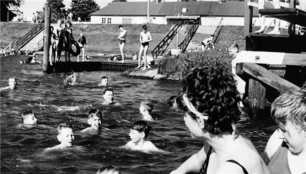 Während der Sommermonate war das Naturbad an der Lune insbesondere bei Kindern und Jugendlichen beliebt. Das Foto entstand 1963.