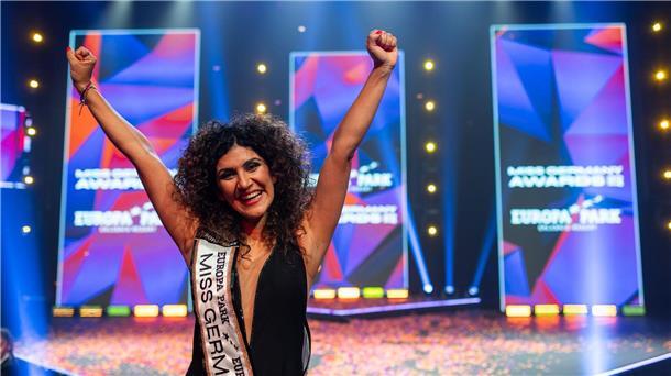 Berliner Architektin ist neue „Miss Germany“ Während der Veranstaltung machte Apameh Schönauer, Mutter von zwei Kindern, ihr Engagement für Frauenrechte mit Fokus auf den Iran deutlich.