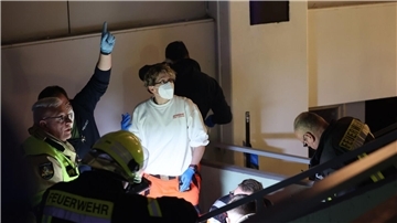 Während des 33. Masters-Cups ist ein 72-Jährige acht Meter tief von einer Tribüne der Rundturnhall gestürzt. Rettungskräften nahmen auf dem Treppenaufgang zur Tribüne die Erstversorgung vor.