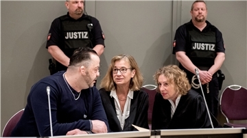Während des Prozesses: Der wegen Mordes angeklagte Niels Högel sitzt im Gerichtssaal neben seinen Anwältinnen Ulrike Baumann (Mitte) und Kirsten Hüfken.