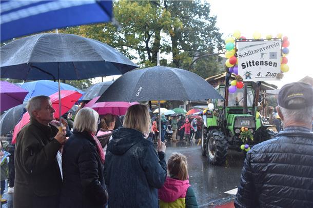Während des Umzugs geht ein zweiter Regenschauer nieder.  