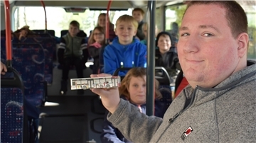 Während des Unterrichts im Bus zeigt Busfahrer Sebastian Jacobs den Kindern auch ein aus einem Bastelbogen gefertigtes Busmodell.