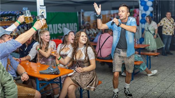 Während die Masskrüge klirrten, erfüllte die Musik der „Wiesn Playboys“ den Raum. Die Band aus Hamburg überzeugte mit zünftigen Hits und bayrischen Klassikern.