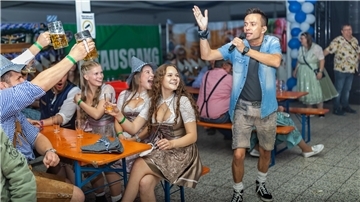 Während die Masskrüge klirrten, erfüllte die Musik der „Wiesn Playboys“ den Raum. Die Band aus Hamburg überzeugte mit zünftigen Hits und bayrischen Klassikern.
