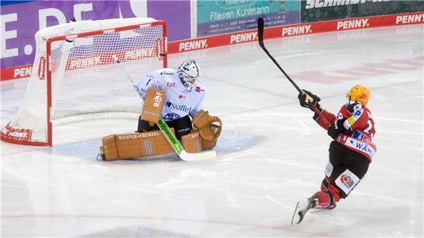 Pinguins kassieren die erste Niederlage der neuen DEL-Saison Ein Penalty-Schuss im Eishockey in der Partie der Fischtown Pinguins aus Bremerhaven gegen die Straubing Tigers. Zige Jeglic trifft für Bremerhaven.