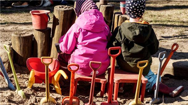 Kreis lässt sich Kinderpflege was kosten Kinder spielen auf dem Außengelände einer Kita.