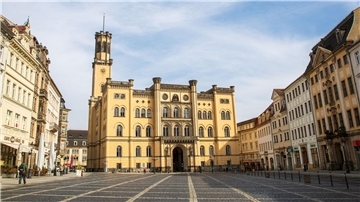 Während einer Stadtratssitzung am Donnerstagabend seien teilweise sehr aggressive Personen in den Saal gekommen, sagte Zittaus Oberbürgermeister Thomas Zenker.