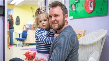 Während Florian Oswald arbeitet, kümmern sich die Mitarbeiter der Kinderkrippe seines Arbeitgebers AWI um seine Tochter Nele (2).