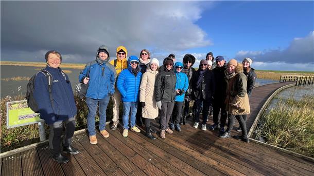 Während ihres Besuchs am Langwarder Groden lernten die Gäste aus den USA typisch norddeutsches Wetter kennen.