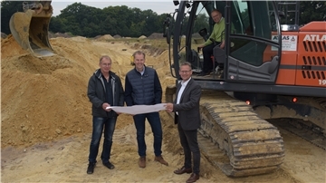 Das Baugebiet "Beverstedtermühlen" in Beverstedt soll bis Dezember 2022 fertig erschlossen sein. Von links: Bauamtsleiter Dieter Allers, Gemeindebürgermeister Guido Dieckmann, Lars Wallentowitz und Carl Gerken (beide Bauen im Cuxland GmbH). 