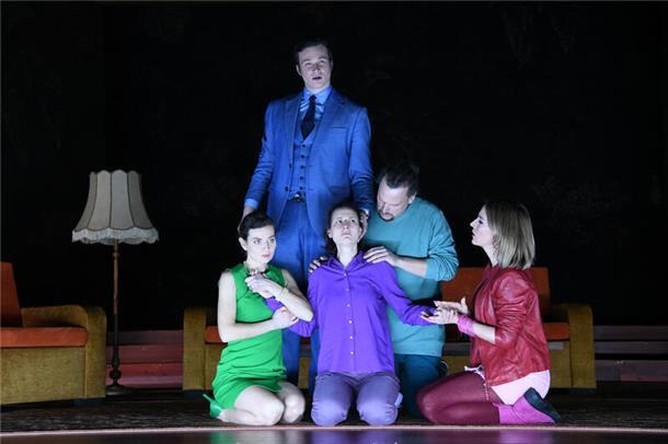 Während Sandra (Marsha Zimmermann, Mitte) sich in „Der Vorfall“ erinnert, kreisen die anderen Figuren sie ein: Linda (Julia Lindhorst-Apfelthaler, links), Dairne (Ulrike Fischer, rechts), Ray (Henning Bäcker) und Larry (Marc Vinzing, stehend).