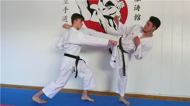 Zwei Bremerhavener treten bei Karate-EM in Finnland an Während sich Aidan Lück (l.) auf Kata spezialisiert hat, eine festgelegte Abfolge von Schlägen und Tritten gegen imaginäre Gegner, stellt sich Edgard Merkine im Kumite dem Punktkampf gegen einen realen Gegner.