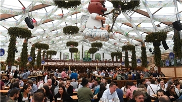 Wärme von innen: Auf dem Oktoberfest gibt es in diesem Jahr auch Glühwein.