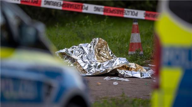 Mutter und Tochter im Westerwald angeschossen Wärmefolie liegt an dem Ort in Dormagen, an dem die Polizei einen den mutmaßlichen Täter mit Schussverletzung aufgefunden hatte.