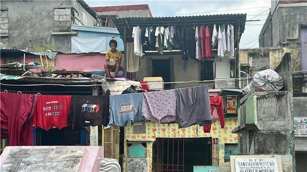 Leben mit den Toten - Der Friedhof-Slum von Manila Wäscheleinen über Gräbern - ein normales Bild auf diesem Friedhof.