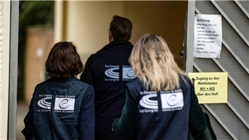 Wahlbeobachter des Europäischen Rates betreten ein Berliner Wahllokal.