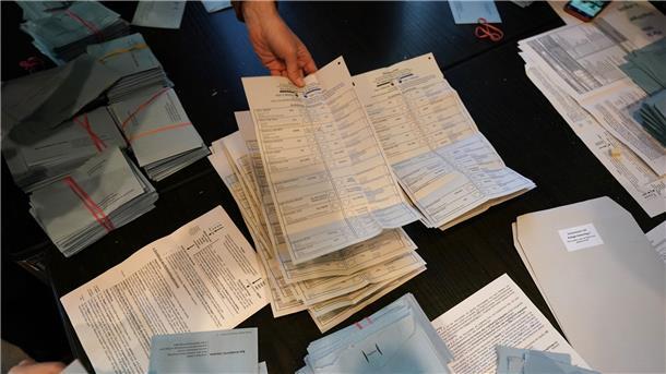 SPD klar stärkste Kraft in Niedersachsen - Grüne legen zu Wahlhelfer sortieren bei der Stimmenauszählung die Wahlzettel.