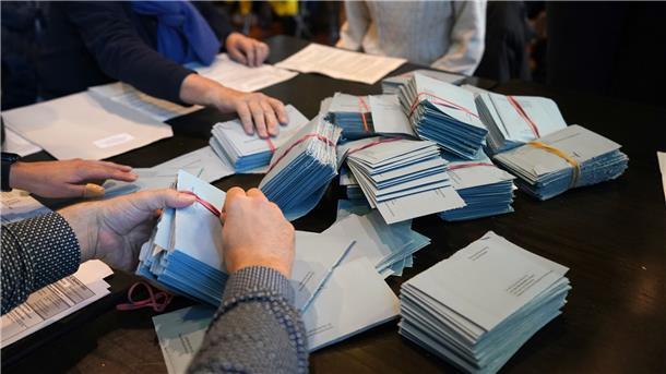 Wahlhelfer sortieren die Wahlzettel bei der Stimmauszählungam Tag der Landtagswahl in Niedersachsen.