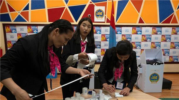 Vorläufige Ergebnisse: Mongolische Volkspartei gewinnt Wahl Wahlhelfer überprüfen die Ausdrucke der Ergebnisse von den Stimmauszählungsmaschinen nach Schließung der Wahllokale.
