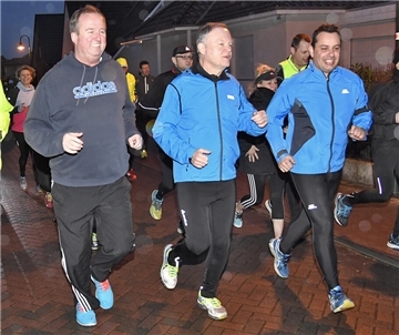 Mehrere Männer joggen in Loxstedt.